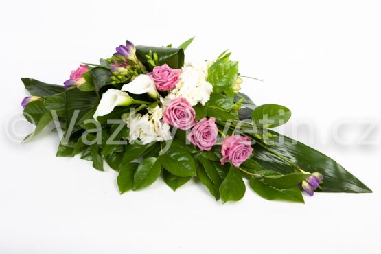 Kytice na stůl z růží a kal