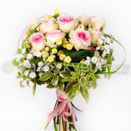 Svatební kytice z bílorůžových růží