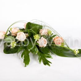 Růžová kytice na svatební tabuli