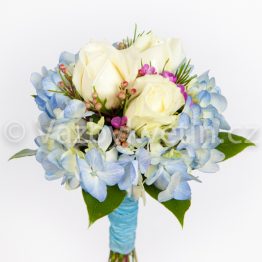 Světle modrá kytice pro družičku