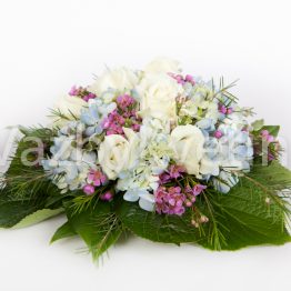 Světle modrá kytice na svatební stůl
