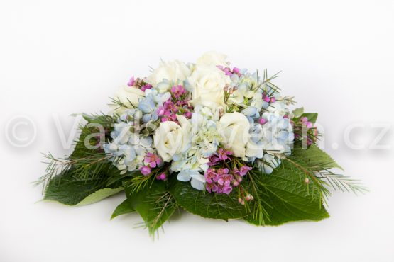 Světle modrá kytice na svatební stůl