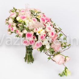 Svatební kytice z růžových růží převislá