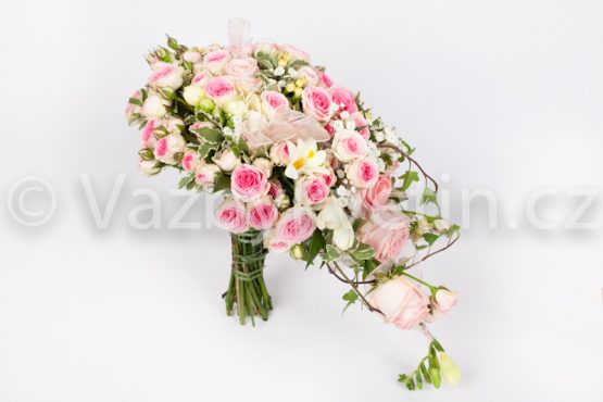 Svatební kytice z růžových růží převislá